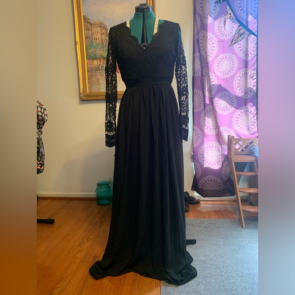 Lulu’s dress size small on tag. Fit is similar to 4-6 in dresses. - Picture 2 of 3